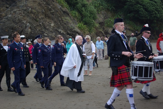 Rev Jim Hunt after the Piha ceremony with the Pipe band