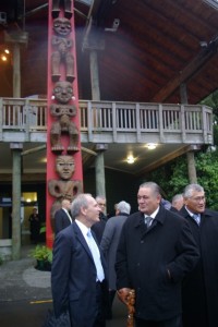 Mayor Len Brown and King Tuheiiti at unveiling, 2011